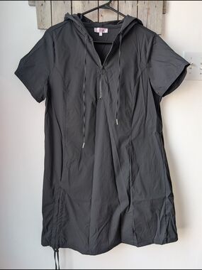 Short-Sleeve Black Hooded Tunic with Front Zip